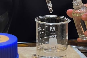 Laboratorio di creazione di profumi a Ho Chi Minh City (Saigon)