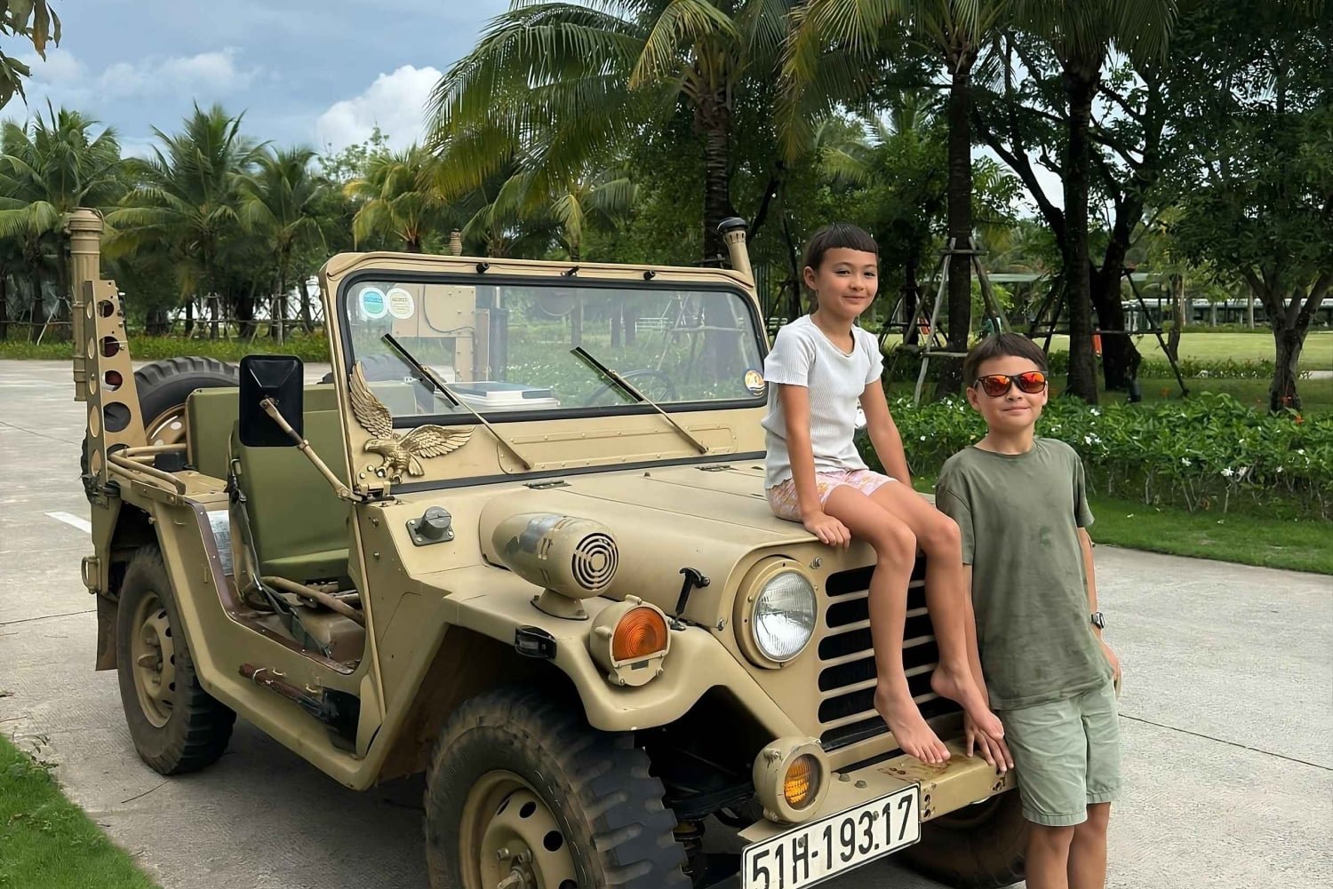 Phu Quoc flygplats hämtning med arméjeep med fotostopp