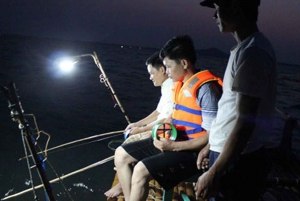 Phu Quoc: Sunset and Night Squid Fishing Boat Tour