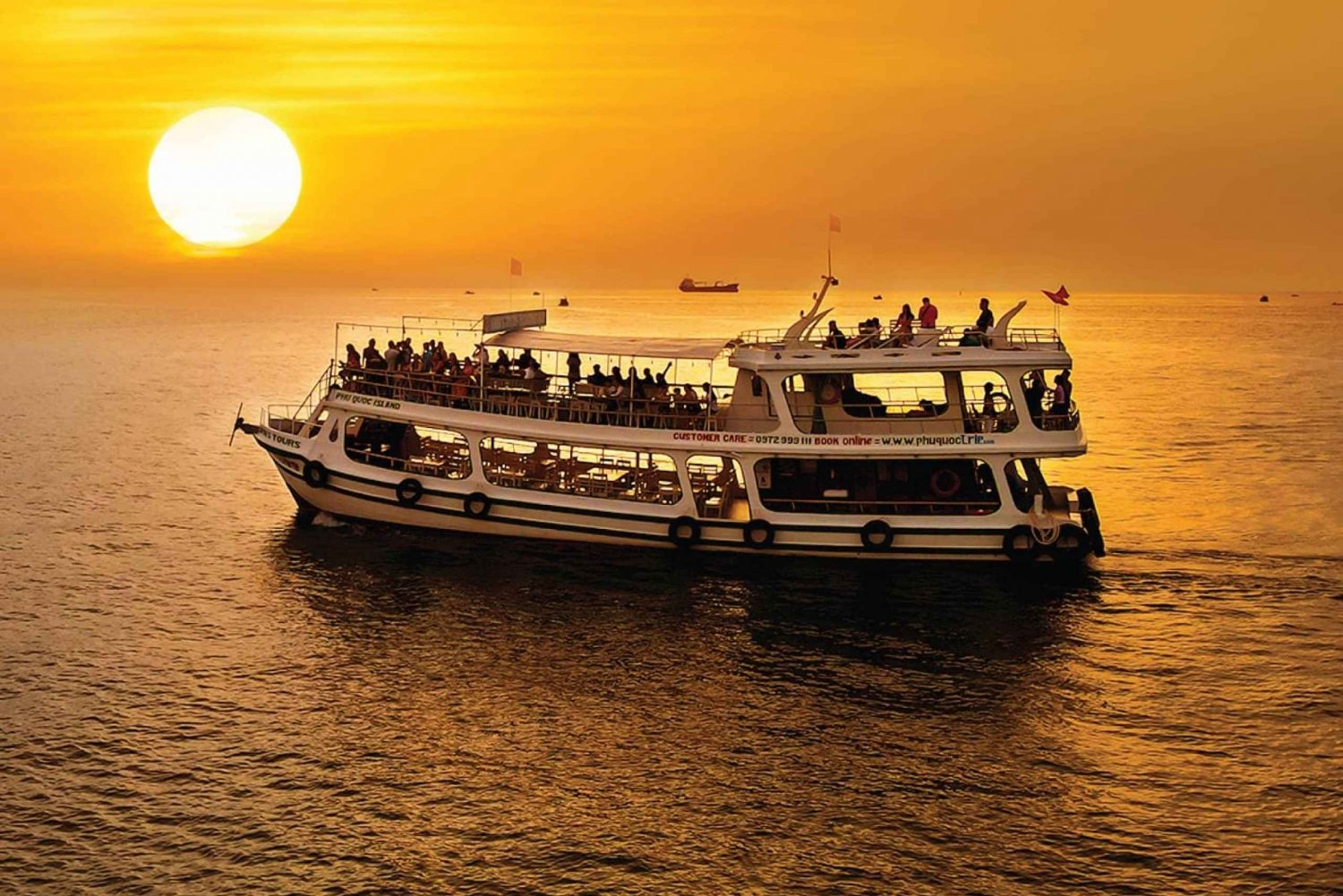 Paseo en barco por la isla de Phu Quoc: Cena al Atardecer y Pesca de Calamares