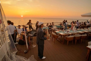 Phu Quoc: Bådtur ved solnedgang med middagsbuffet og DJ-fest
