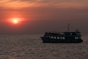 RedRiverTours - Disfrutar de la pesca de calamares al atardecer y por la noche