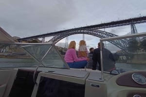 6 Brücken, Nicht geteilte Bootstour 1h30m, Gruppenpreis bis zu 6px