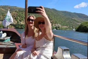 From Porto: 2 Boutique Wineries w/ Winery Lunch & 1-h cruise