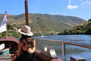 From Porto: 2 Boutique Wineries w/ Winery Lunch & 1-h cruise