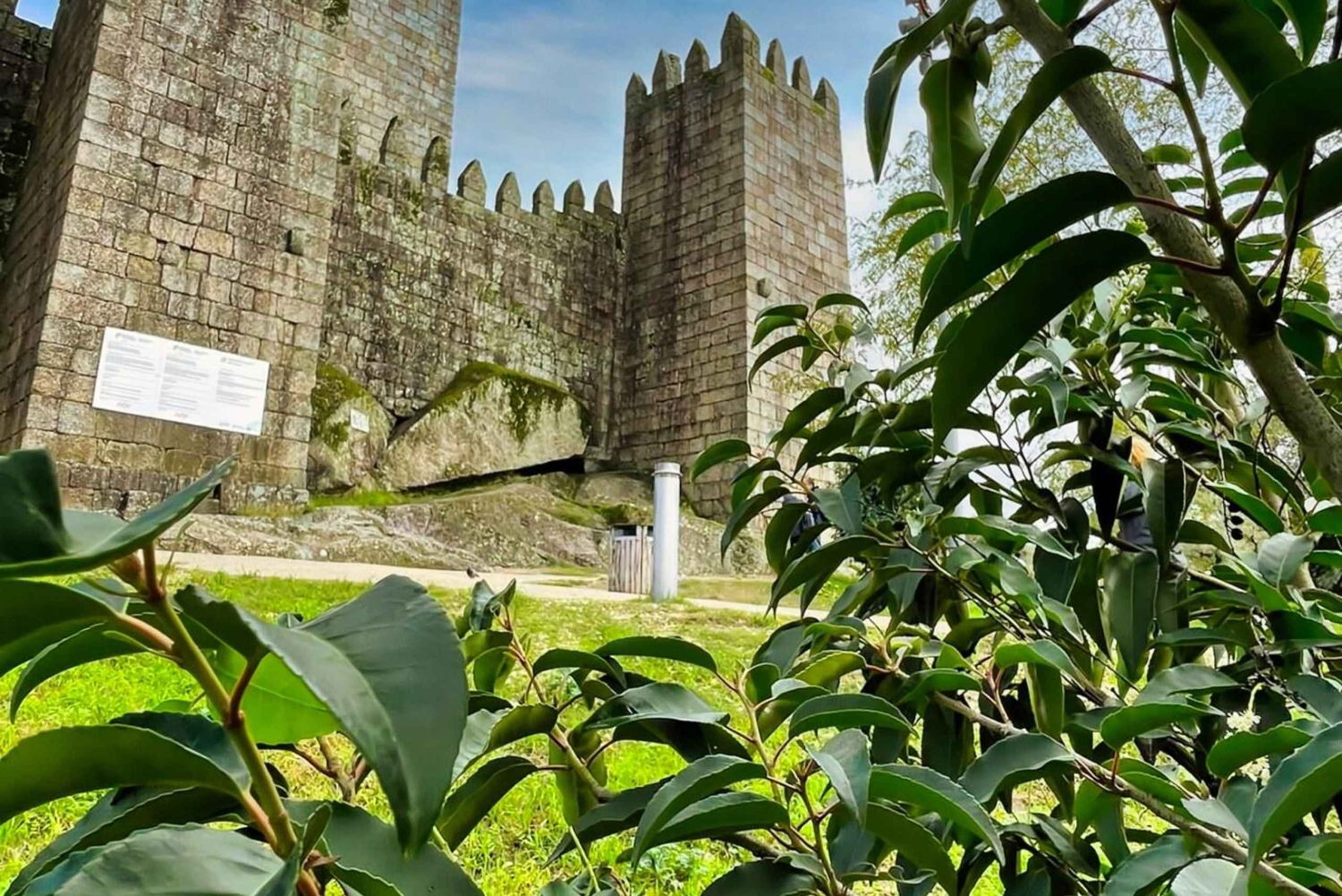 ポルト発：ブラガとギマランイス日帰りツアー（昼食付