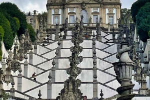 ポルト発：ブラガとギマランイス日帰りツアー（昼食付