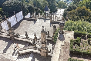 ポルト発：ブラガとギマランイス日帰りツアー（昼食付