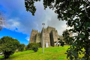 ポルト発：ブラガとギマランイス日帰りツアー（昼食付