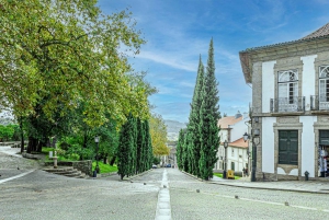 ポルト発：ブラガとギマランイス日帰りツアー（昼食付