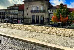 ポルト発：ブラガとギマランイス日帰りツアー（昼食付