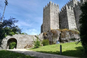 From Porto: Braga and Guimarães Day Trip with Lunch