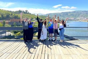 Depuis Porto : Visite privée de la vallée du Douro avec 3 vignobles et déjeuner