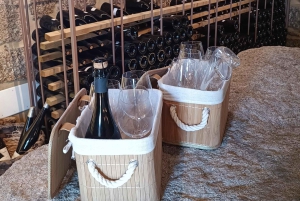 Из Порту: частный тур по винодельческим хозяйствам с дегустацией зеленого вина, обедом и посещением дворца.