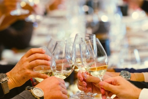 Из Порту: частный тур по винодельческим хозяйствам с дегустацией зеленого вина, обедом и посещением дворца.