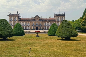 Из Порту: частный тур по винодельческим хозяйствам с дегустацией зеленого вина, обедом и посещением дворца.