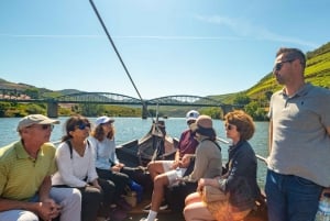 ポルト発：ドウロバレーのワインツアー（ランチ＆リバークルーズ付き）