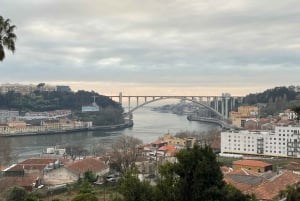 Historisk eventyr-cabriolet UMM Portugues militærjeep
