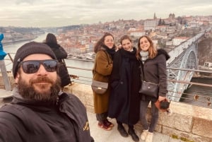 Historisk eventyr-cabriolet UMM Portugues militærjeep