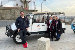 Historisk eventyr-cabriolet UMM Portugues militærjeep