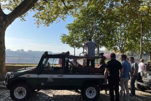 Historisk eventyr-cabriolet UMM Portugues militærjeep