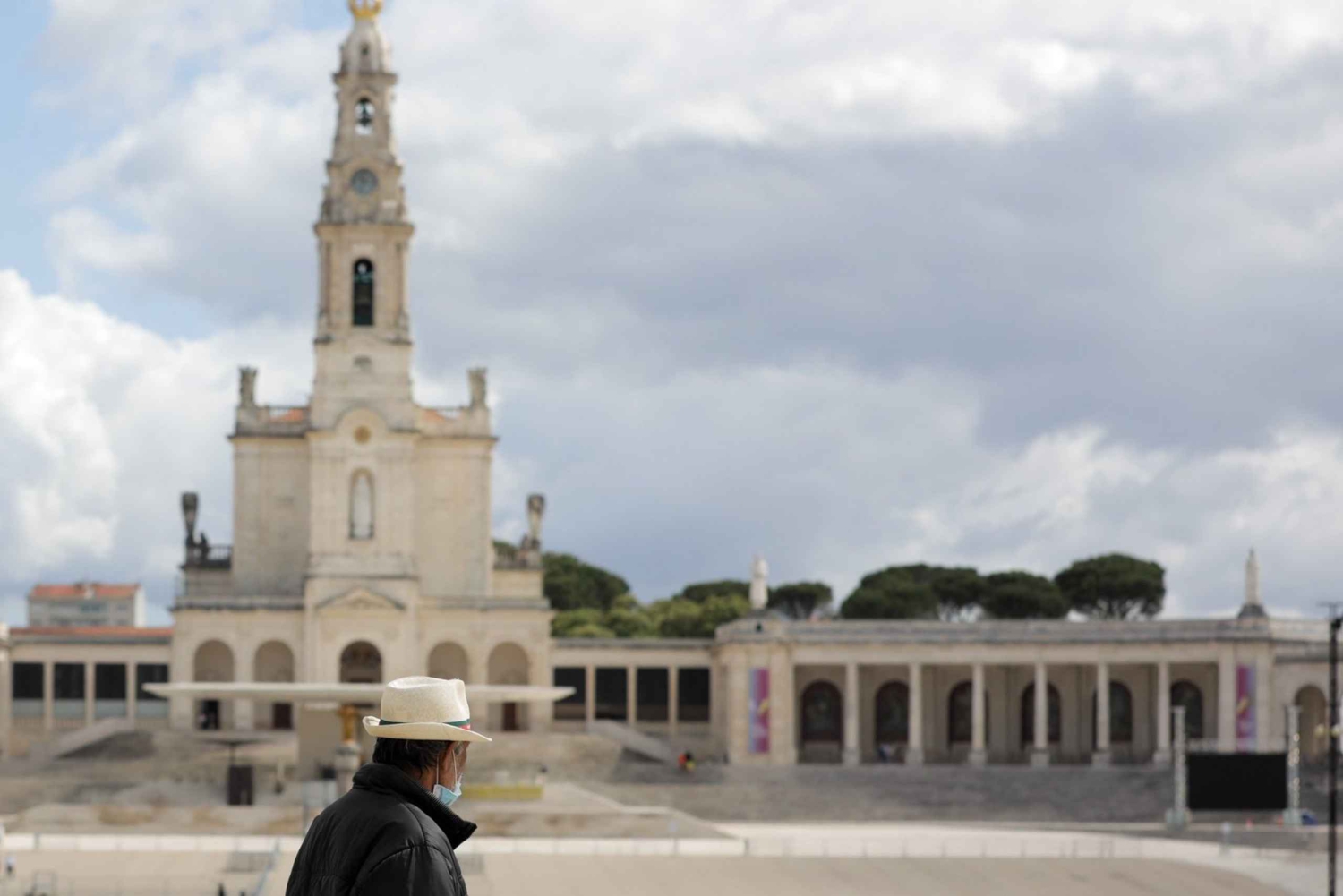 Lisbon: Private Transfer to Porto with Aveiro & Fatima Tour