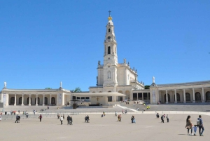 Lisbon: Private Transfer to Porto with Aveiro & Fatima Tour