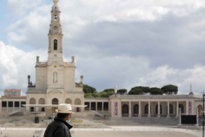 Lisbon: Private Transfer to Porto with Aveiro & Fatima Tour