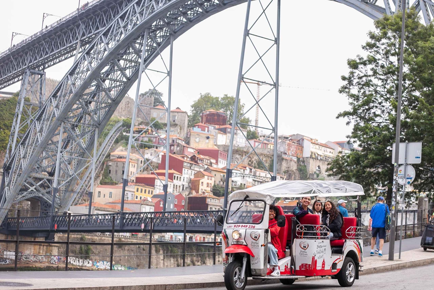 Oporto Tuk Tuk Tour: Among bridges and mysteries - 1.30h