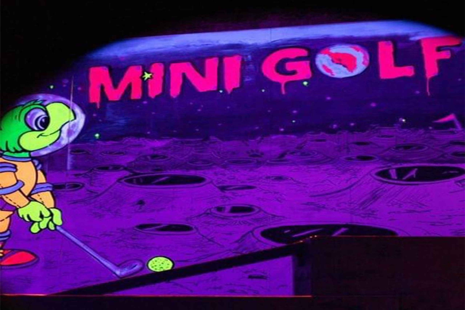 Porto : billet pour le mini-golf intérieur 18 trous avec parcours à lumière UV