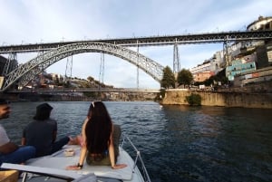 Porto: Passeio de barco pelas 6 Pontes e Ribeira com opção de pôr do sol