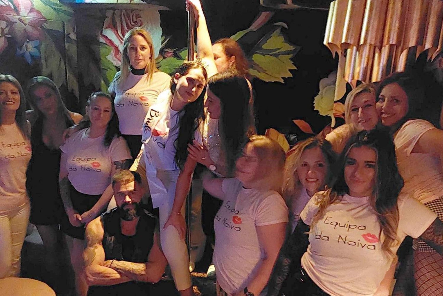 Porto: Bachelor Party offer of a Glass of Champagne or Drink