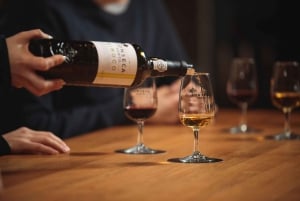 Porto: Visita à adega da Fonseca e espetáculo de fado com jantar opcional