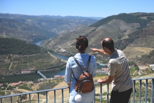Porto : Excursion d'une journée dans la vallée du Douro avec déjeuner et village de Favaios