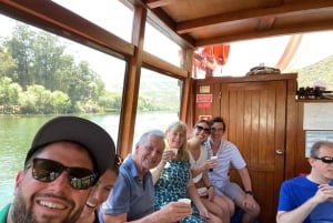 Porto : Visite de la vallée du Douro avec 3 dégustations, déjeuner et croisière Opt. Croisière