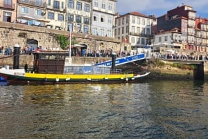 Porto: Passeio de barco com guia e degustação de 4 vinhos do Porto