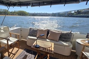Porto: Passeio de Iate de Luxo pelas 6 Pontes e Estuário do Douro