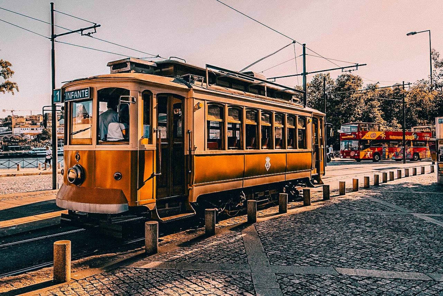 Porto Portrait Tour: Luz, Textura e Emoção Urbana