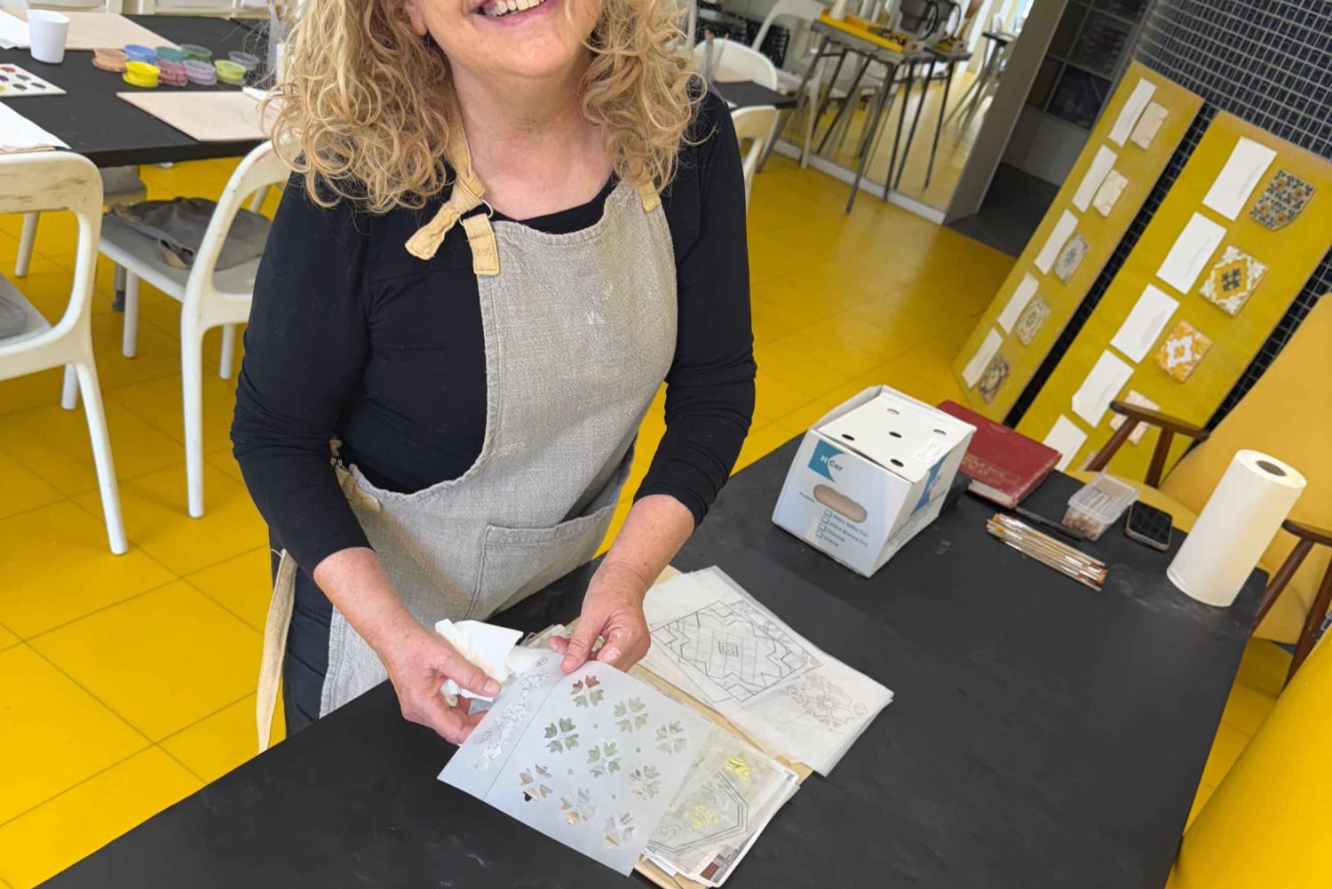 Porto: laboratorio di pittura di piastrelle azulejo portoghesi con vino