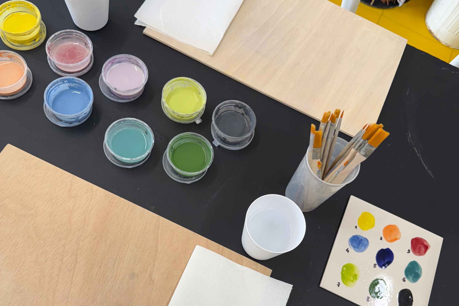 Porto: laboratorio di pittura di piastrelle azulejo portoghesi con vino