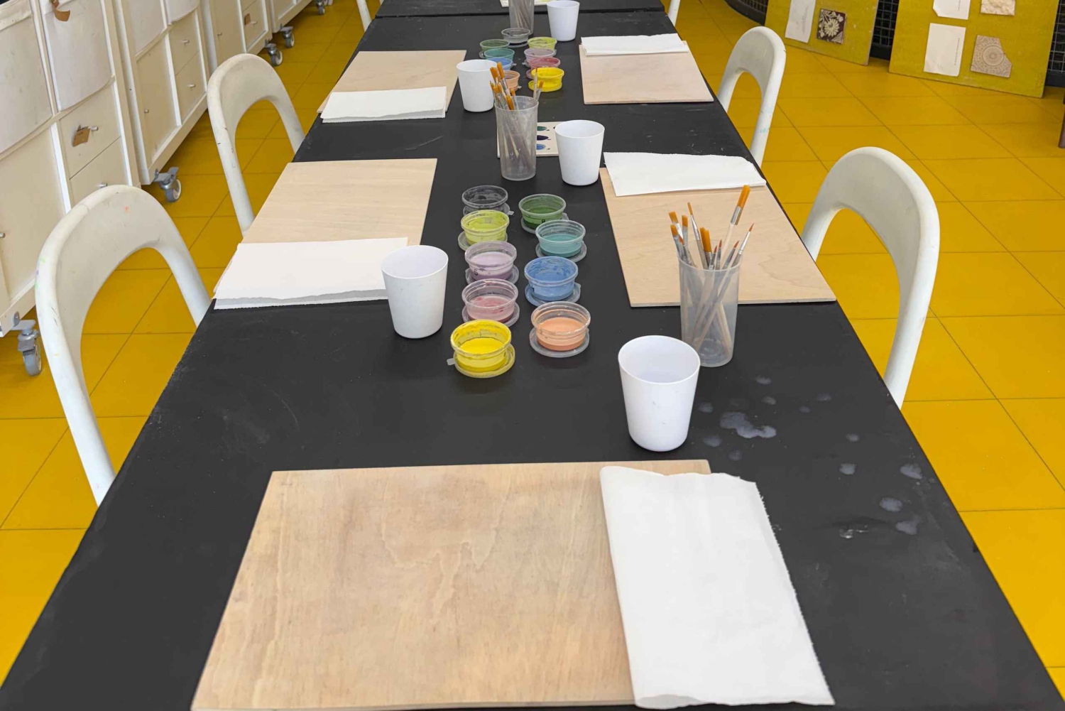 Porto: laboratorio di pittura di piastrelle azulejo portoghesi con vino