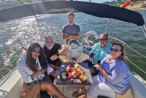 Porto: Passeio Privado de Veleiro com Prova de Vinhos e Charcutaria