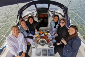 Porto: Passeio Privado de Veleiro com Prova de Vinhos e Charcutaria