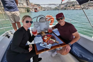 Porto: Passeio Privado de Veleiro com Prova de Vinhos e Charcutaria