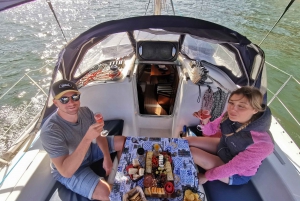 Porto: Passeio Privado de Veleiro com Prova de Vinhos e Charcutaria