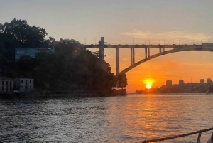 Porto: Prywatny statek wycieczkowy Douro (tylko dla Ciebie)6 mostów/zachód słońca