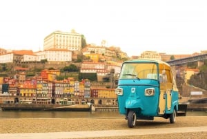 Oporto: Tour Privado en Tuk-Tuk con Paseos Cortos y Vino