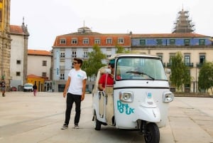 Oporto: Tour Privado en Tuk-Tuk con Paseos Cortos y Vino