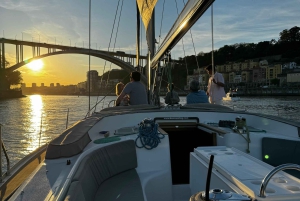 Oporto: navega, bebe y saborea: tour en barco por el Duero con cata de vino
