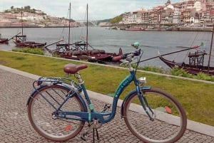 Porto: Tour autoguidato in bicicletta e in barca con degustazione di vini di Porto